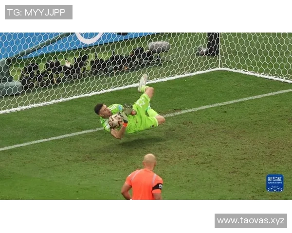 英超金手套门将的精彩扑救瞬间展现了他无与伦比的反应能力与职业素养 英超金手套门将的精彩扑救瞬间展现了他无与伦比的反应能力与职业素养